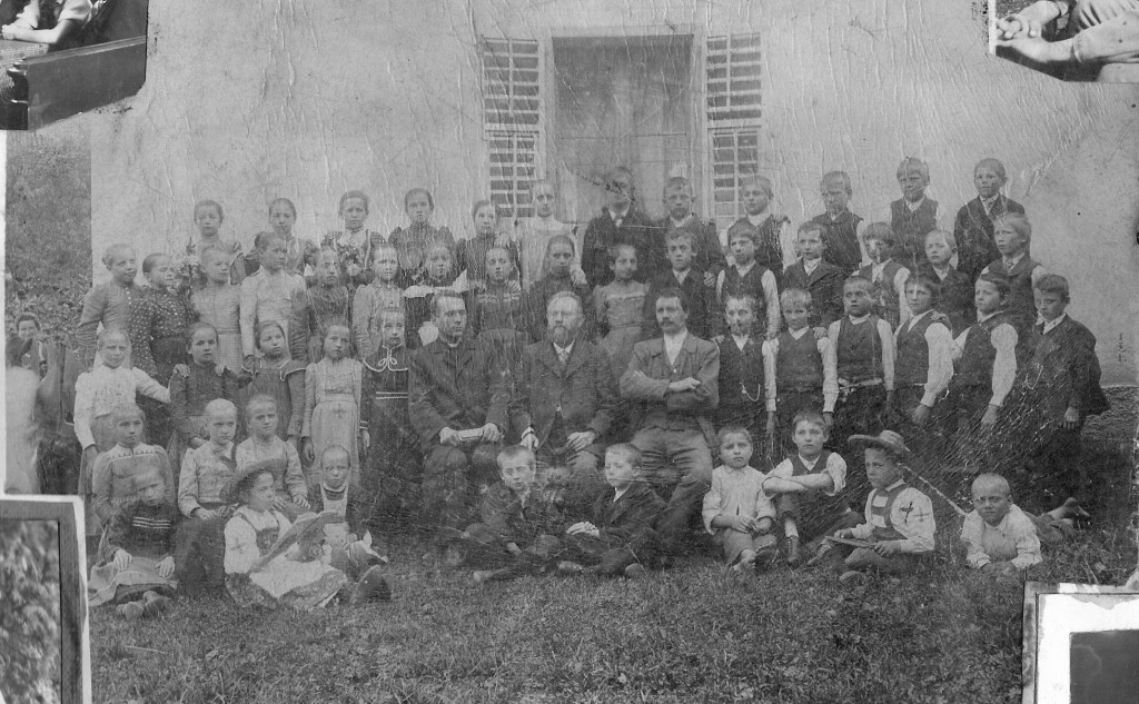 1. Osnovnošolec (označen s križcem) v Libeličah l. 1903